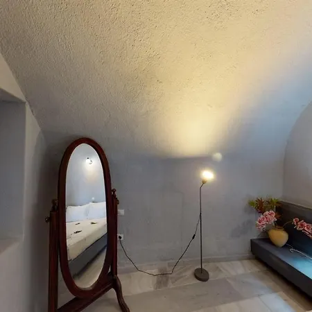 Charming Santorini 1 Bedroom Family Wonderful Caldera Sea Views Close To City Centre Fíra