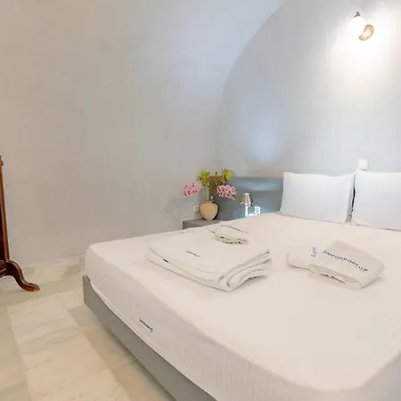 Charming Santorini 1 Bedroom Family Wonderful Caldera Sea Views Close To City Centre