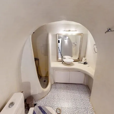 Charming Santorini 1 Bedroom Family Wonderful Caldera Sea Views Close To City Centre *